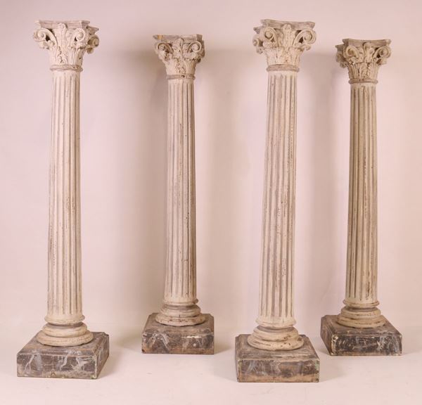 Quattro colonne intagliate in legno laccato bianco