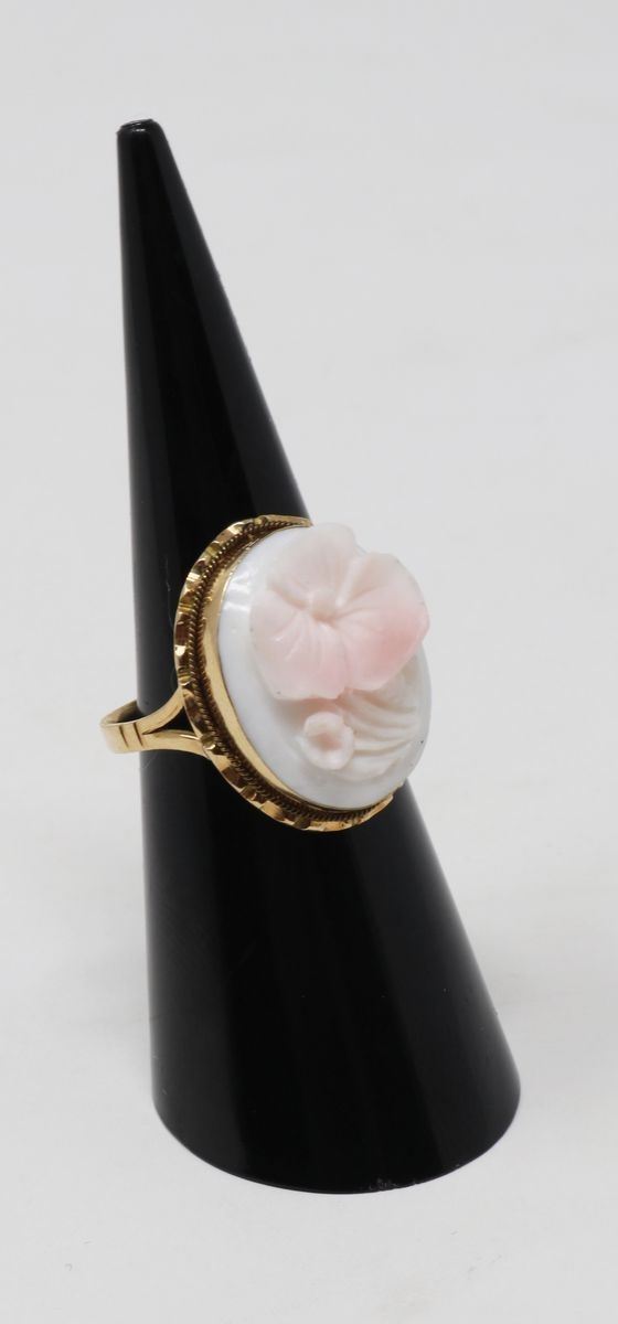 Anello in Oro Giallo con Cammeo Centrale a Forma di Fiore