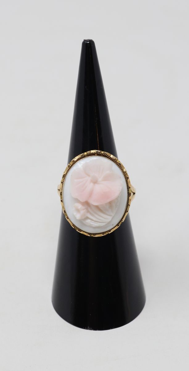 Anello in Oro Giallo con Cammeo Centrale a Forma di Fiore