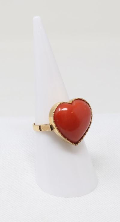 Anello in Oro Giallo con Corallo Centrale a Forma di Cuore