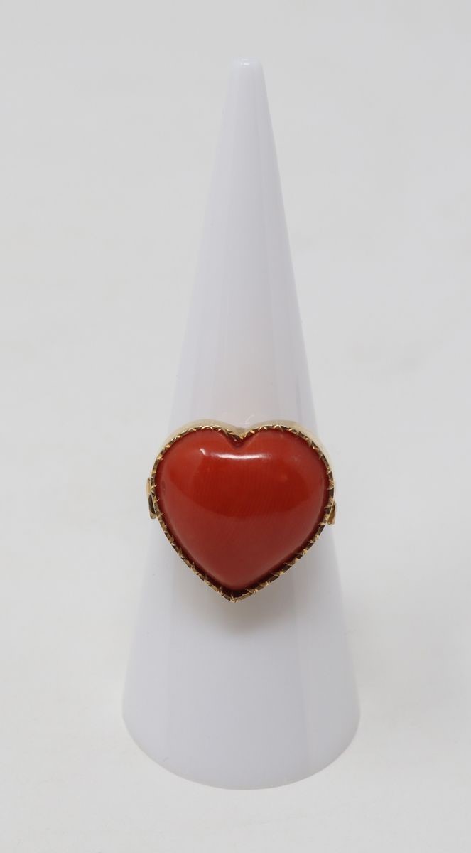 Anello in Oro Giallo con Corallo Centrale a Forma di Cuore