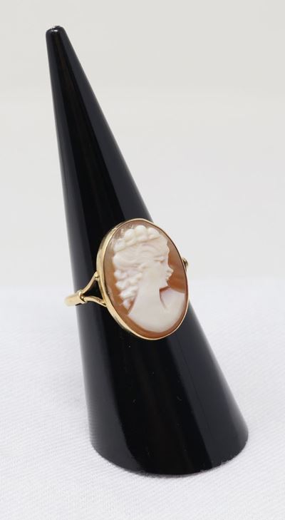 Anello in Oro Giallo con Cammeo Centrale a Profilo Femminile