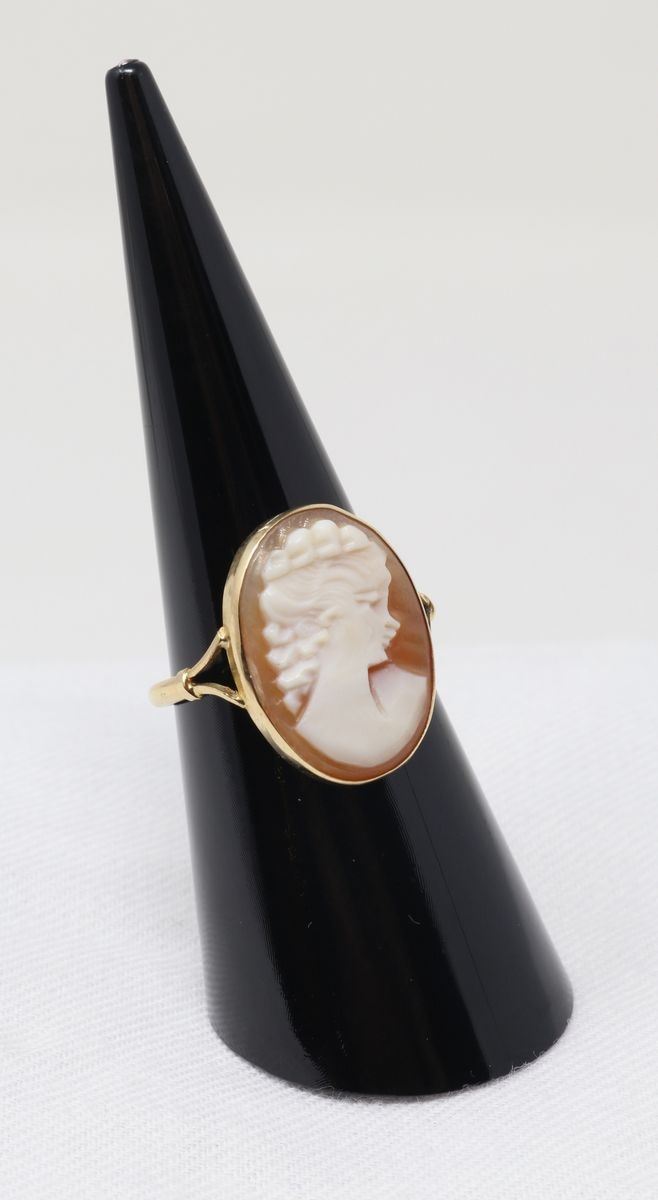 Anello in Oro Giallo con Cammeo Centrale a Profilo Femminile