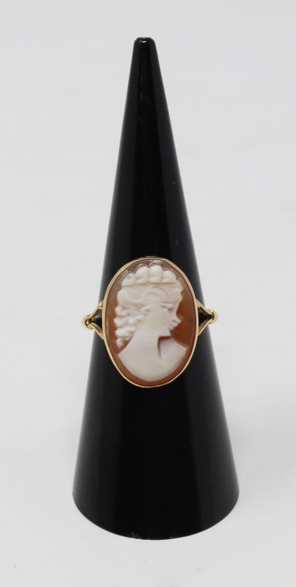 Anello in Oro Giallo con Cammeo Centrale a Profilo Femminile