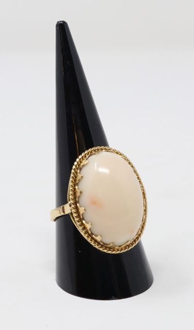Anello in Oro Giallo con Corallo Ovale Rosa Chiaro al Centro