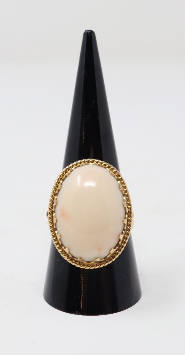 Anello in Oro Giallo con Corallo Ovale Rosa Chiaro al Centro