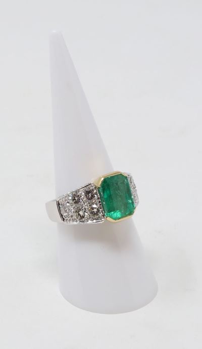 Anello a Fascia in Oro Giallo e Bianco con Smeraldo Centrale