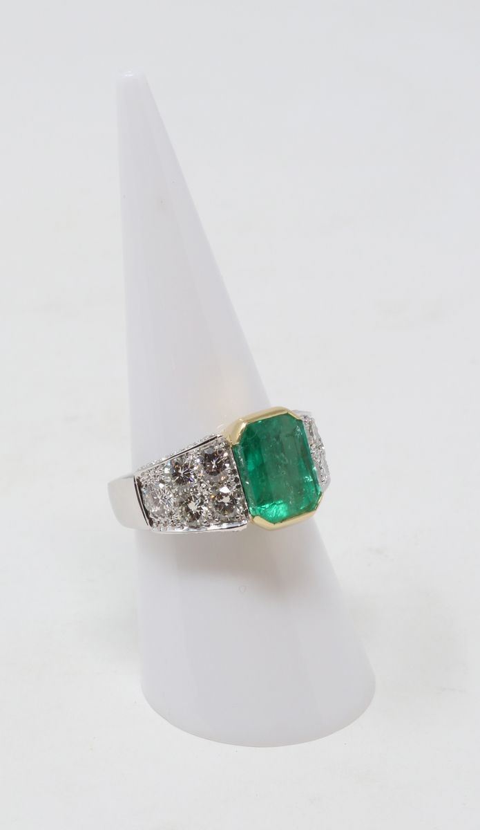 Anello a Fascia in Oro Giallo e Bianco con Smeraldo Centrale