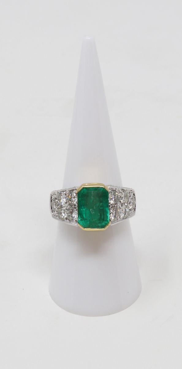 Anello a Fascia in Oro Giallo e Bianco con Smeraldo Centrale
