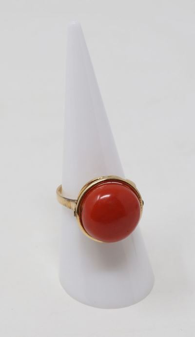 Anello in Oro Giallo con Cabochon Centrale in Corallo
