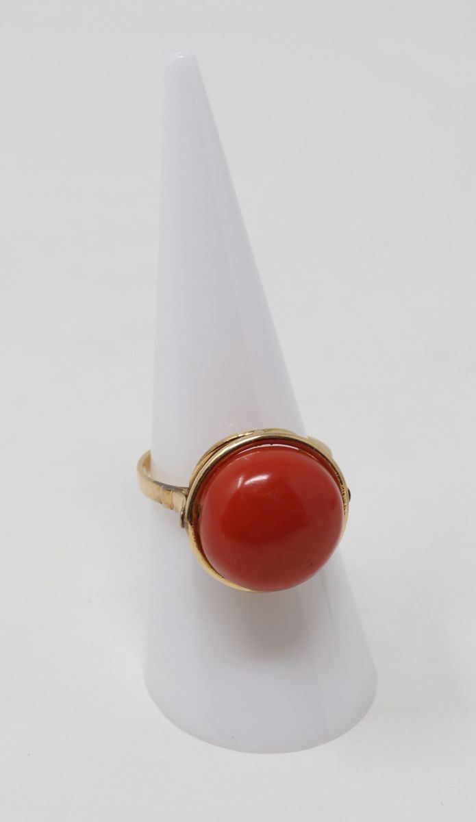 Anello in Oro Giallo con Cabochon Centrale in Corallo