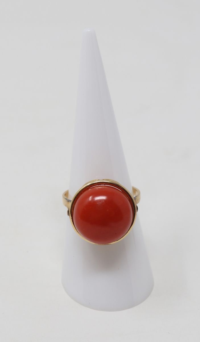 Anello in Oro Giallo con Cabochon Centrale in Corallo