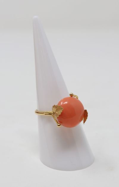 Anello in Oro Giallo con Cabochon di Corallo Centrale