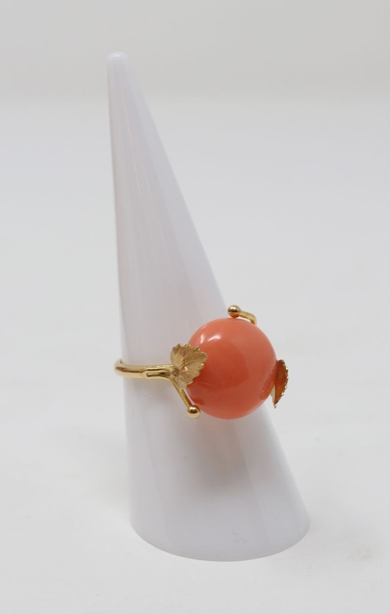 Anello in Oro Giallo con Cabochon di Corallo Centrale