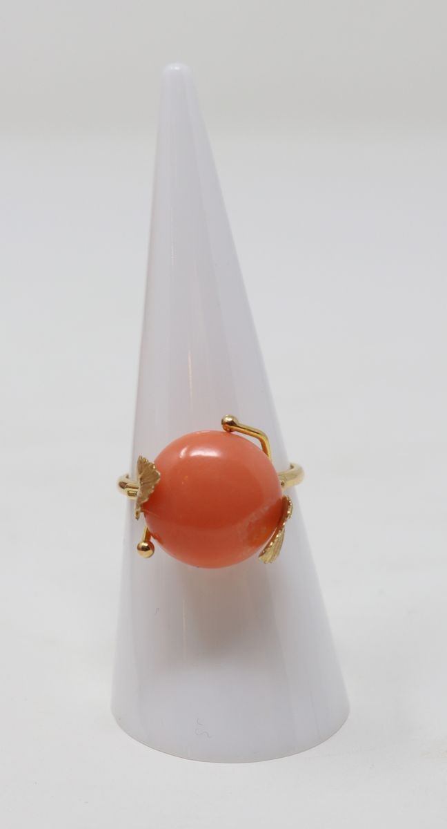 Anello in Oro Giallo con Cabochon di Corallo Centrale