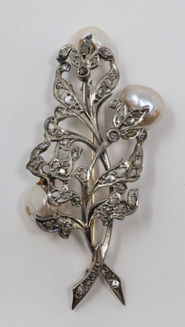 Spilla in oro e argento a tralcio di fiori con perle barocche e rose di diamante