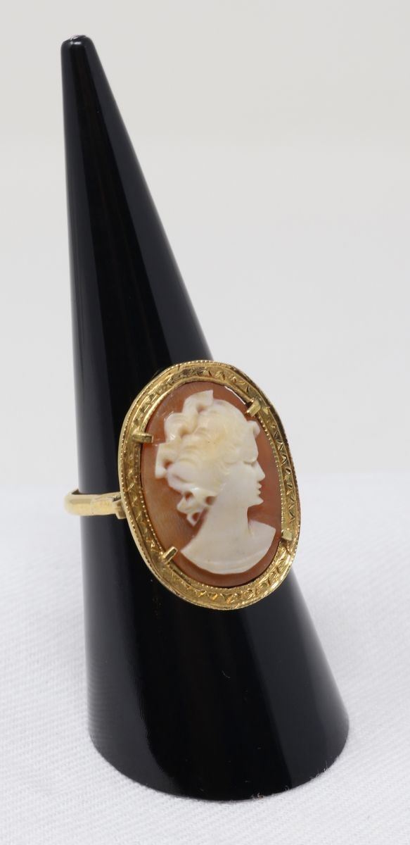 Anello in oro giallo con cammeo a profilo femminile