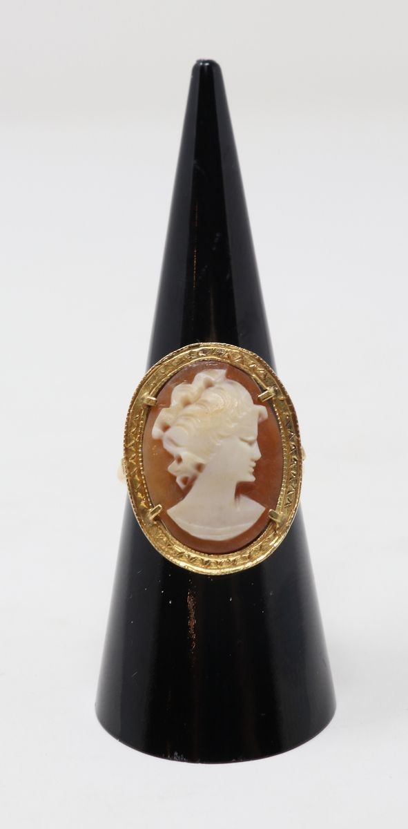 Anello in Oro Giallo con Cammeo a Profilo Femminile