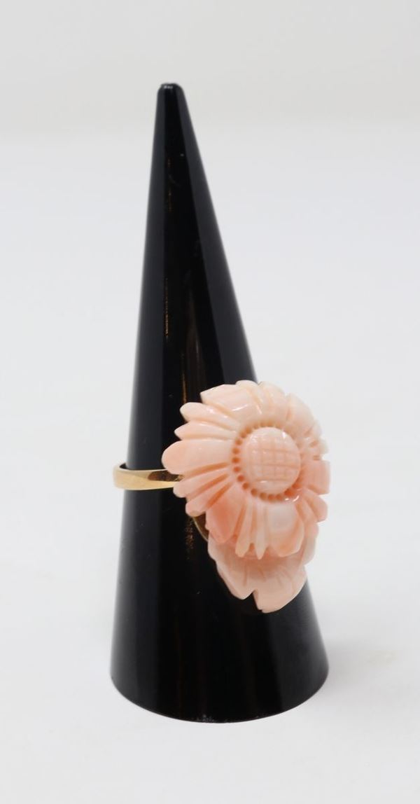 Anello in oro giallo e corallo rosa chiaro a fiore