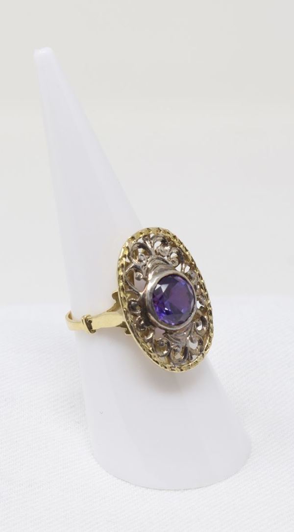Anello ovale in oro giallo e argento e ametista rotonda centrale
