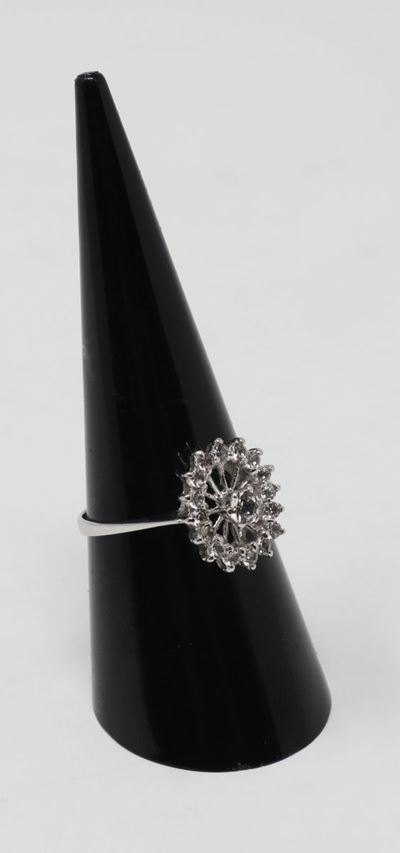 Anello Ovale in Oro Bianco con Zaffiri Bianchi
