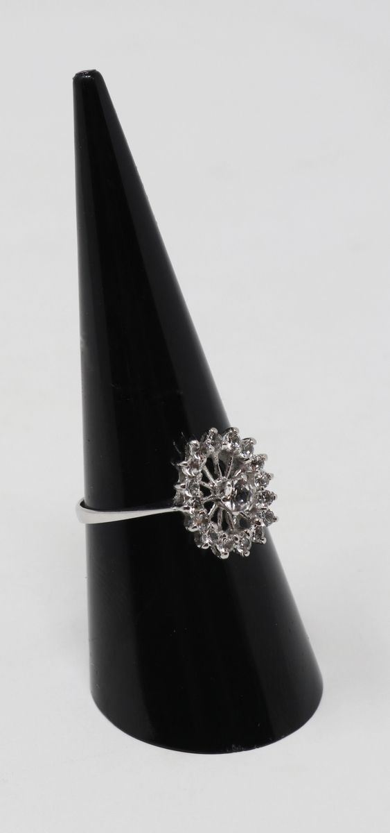 Anello ovale in oro bianco con zaffiri bianchi