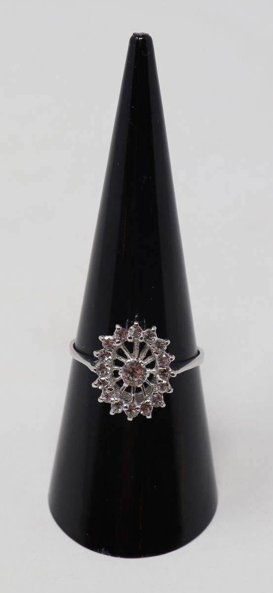 Anello Ovale in Oro Bianco con Zaffiri Bianchi
