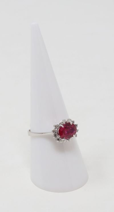 Anello in Oro Bianco con Rubino Sintetico e Zaffiri Bianchi