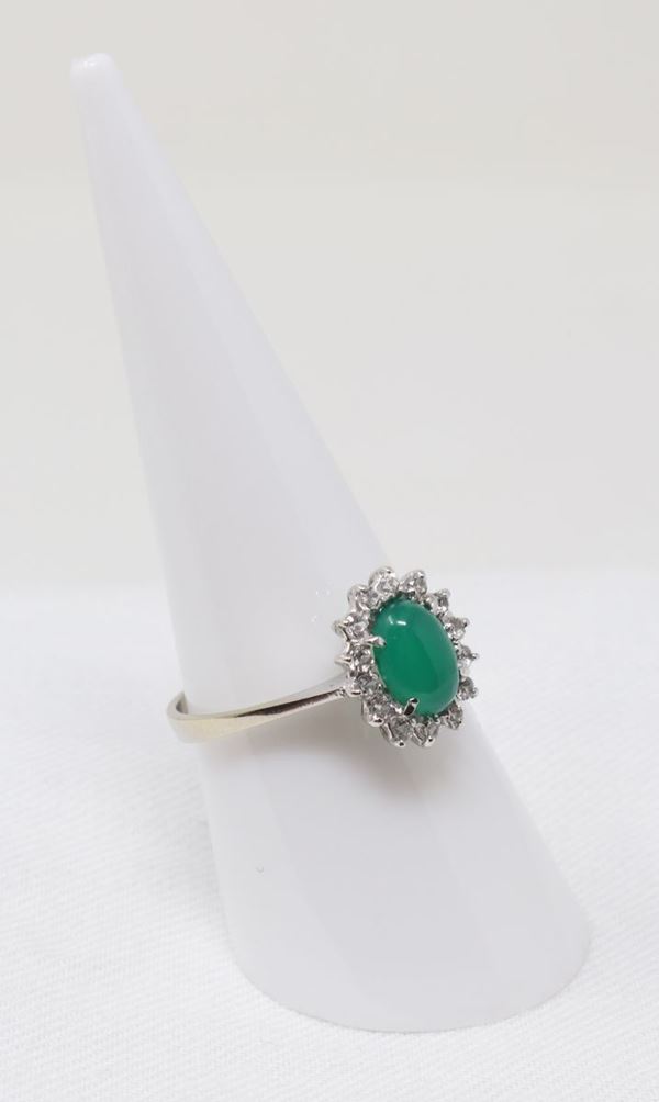 Anello in oro bianco con crisopasio centrale e zaffiri bianchi