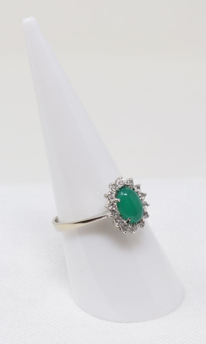 Anello in Oro Bianco con Crisopasio Centrale e Zaffiri Bianchi