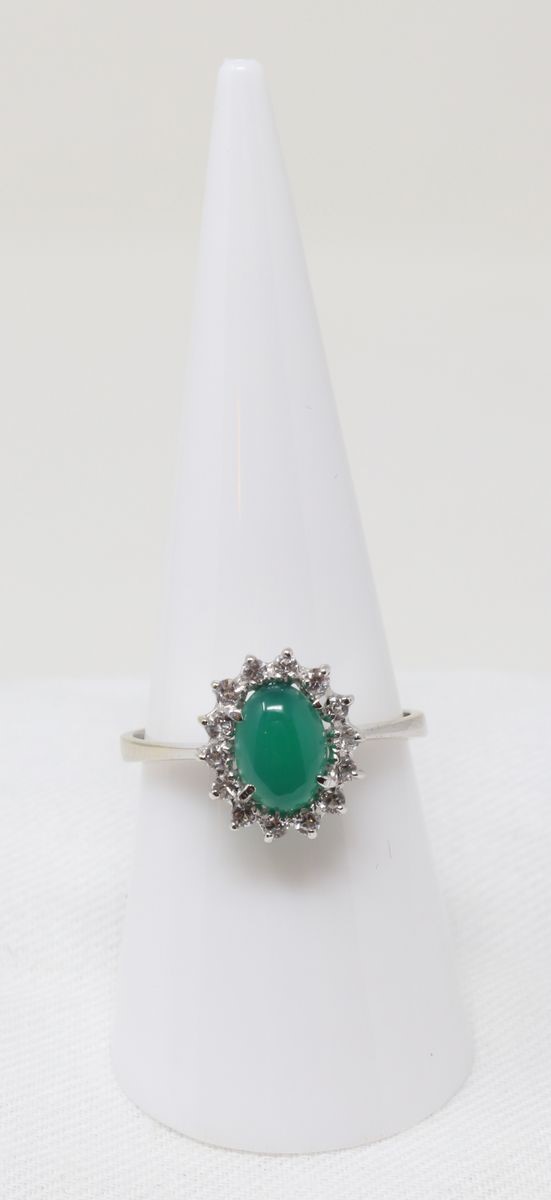 Anello in Oro Bianco con Crisopasio Centrale e Zaffiri Bianchi