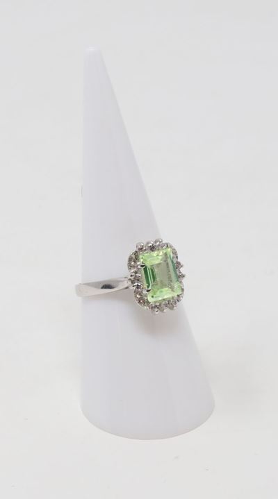 Anello in Oro Bianco con Peridoto Centrale e Zaffiri Bianchi