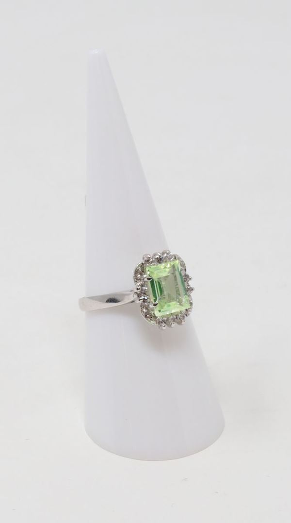 Anello in oro bianco con peridoto centrale e zaffiri bianchi