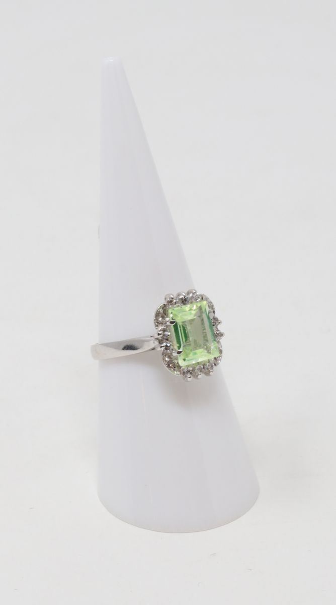 Anello in Oro Bianco con Peridoto Centrale e Zaffiri Bianchi