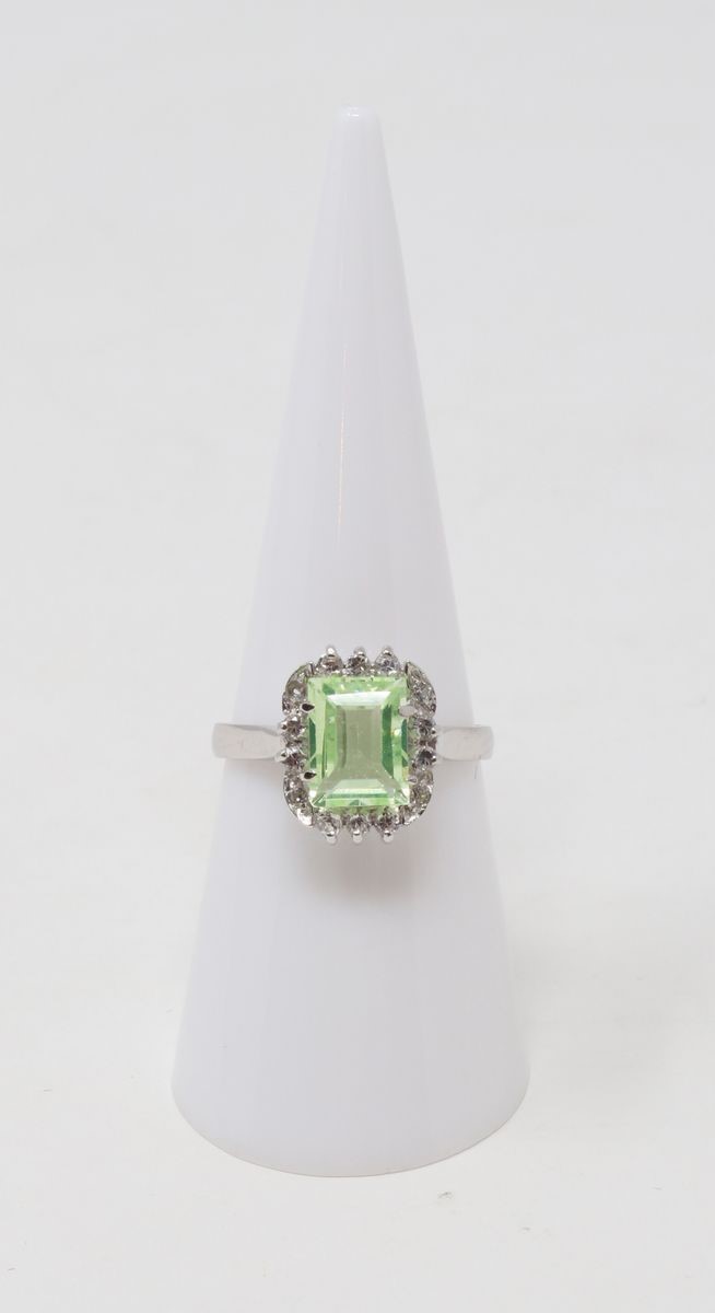 Anello in Oro Bianco con Peridoto Centrale e Zaffiri Bianchi