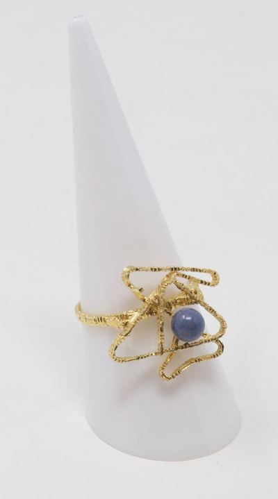 Anello in Oro Giallo e Piccola Sfera di Calcedonio Centrale