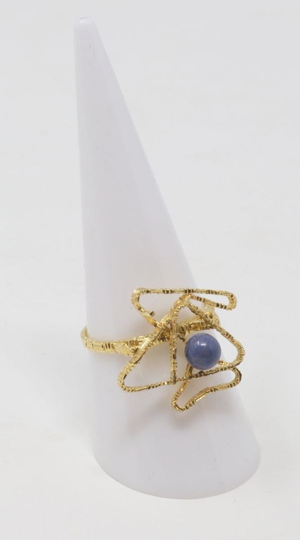 Anello in oro giallo e piccola sfera di calcedonio centrale