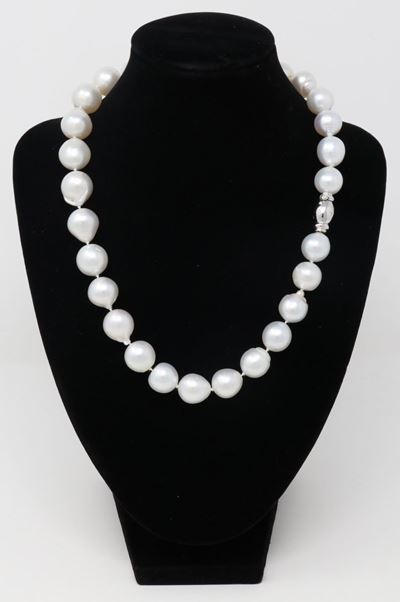 Collana di Perle Australiane con Chiusura in Oro Bianco e Piccoli Diamanti