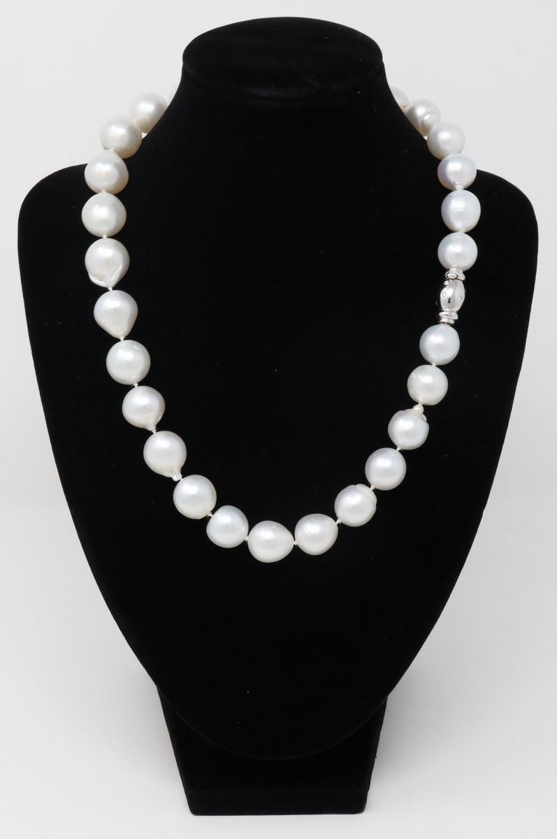 Collana di Perle Australiane con Chiusura in Oro Bianco e Piccoli Diamanti