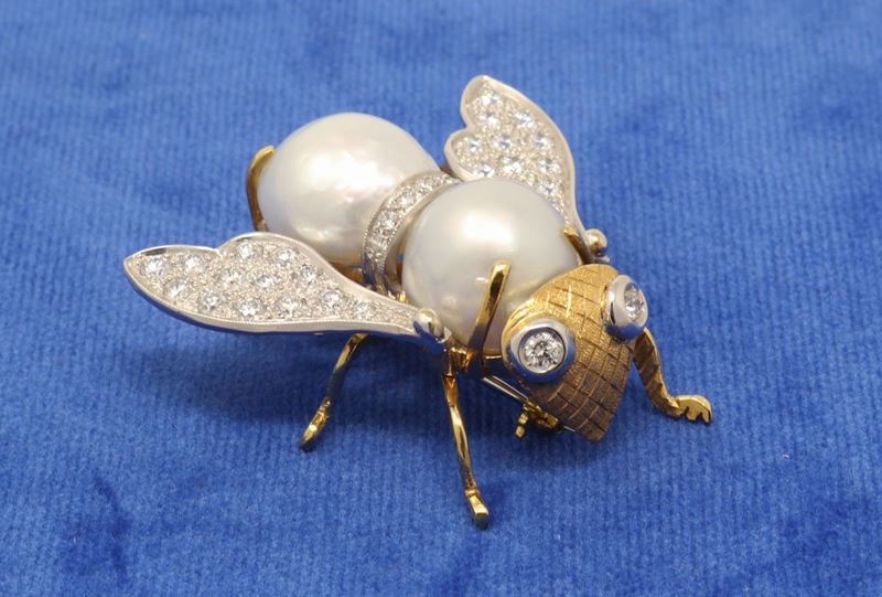 Spilla a Forma di Moscone in Oro Giallo e Bianco con Perle Australiane e Brillanti