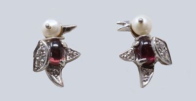 Orecchini a Forma di Uccellini in Oro Bianco con Granati, Perle e Piccoli Brillantini