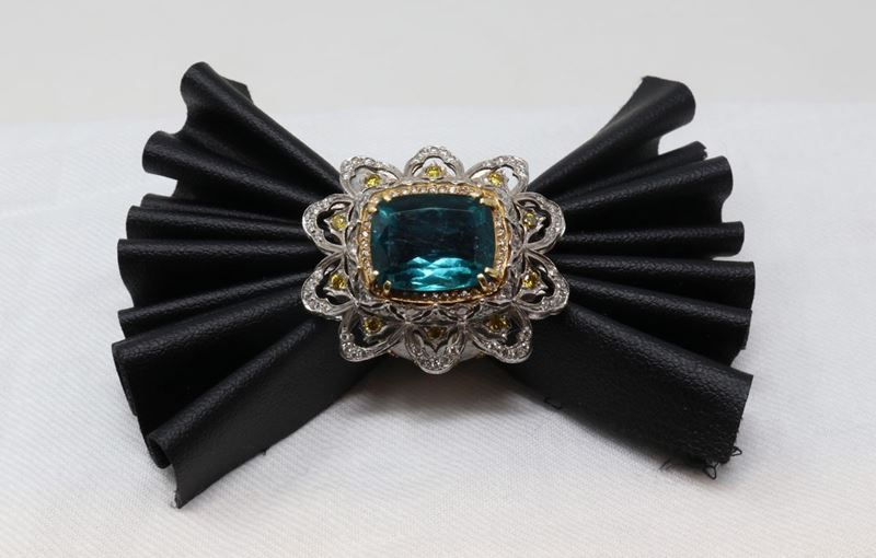 Anello in Oro Bianco e Giallo con Apatite Centrale e Piccoli Brillanti