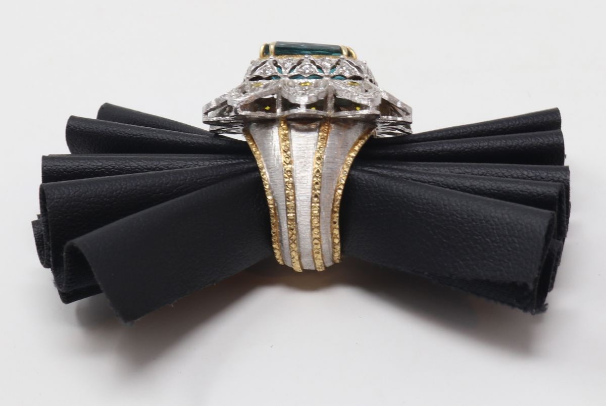 Anello in Oro Bianco e Giallo con Apatite Centrale e Piccoli Brillanti
