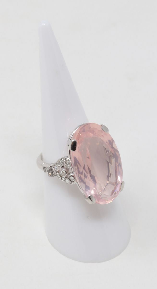 Anello in Platino con Cristallo Rosa Ovale al Centro e Piccoli Brillanti Laterali
