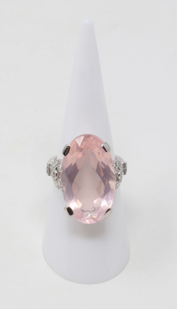 Anello in Platino con Cristallo Rosa Ovale al Centro e Piccoli Brillanti Laterali