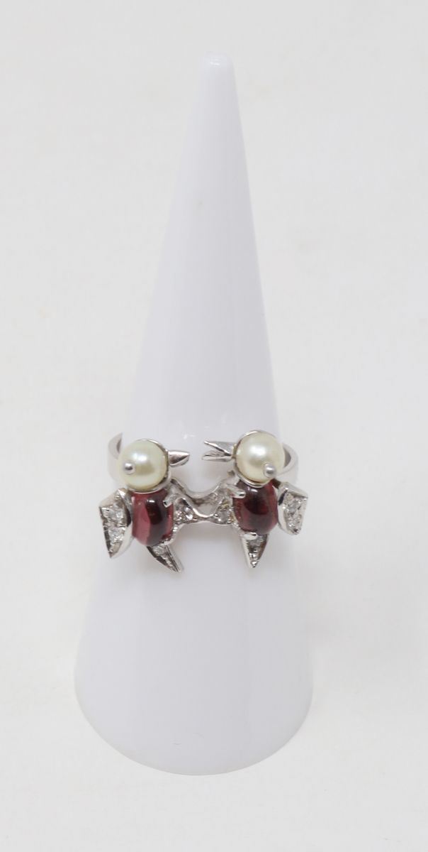 Anello in Oro Bianco con Due Uccellini con Granati, Perle e Piccoli Brillanti