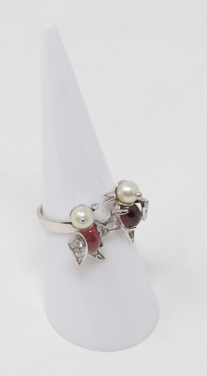 Anello in Oro Bianco con Due Uccellini con Granati, Perle e Piccoli Brillanti