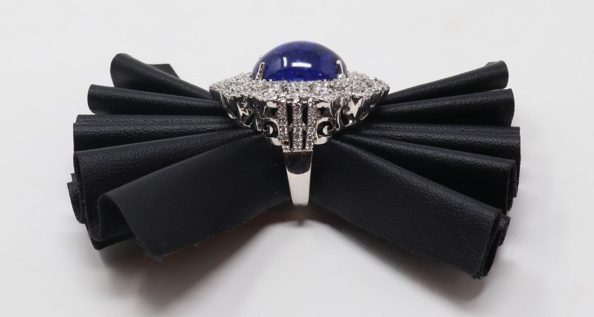 Anello in Oro Bianco con Tanzanite e Brillanti