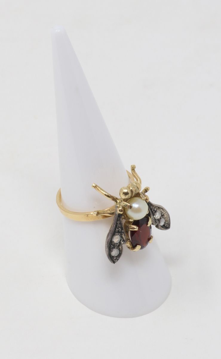 Anello in Oro e Argento con Mosca in Granato, Perla e Rose di Diamante