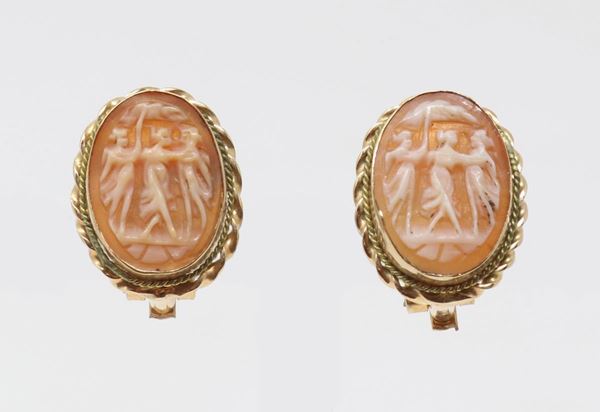 Orecchini in oro giallo con cammei a figure